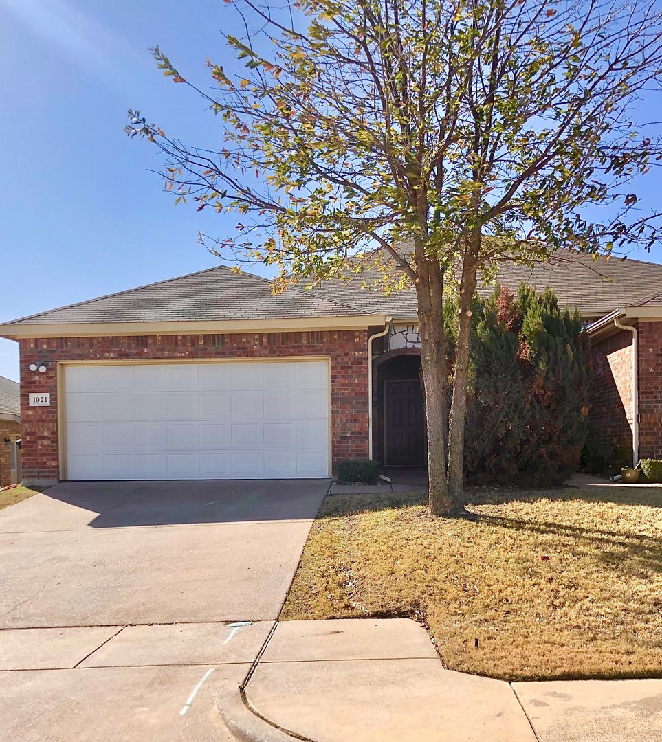 Weatherford Townhome: 1021 Newcastle Drive