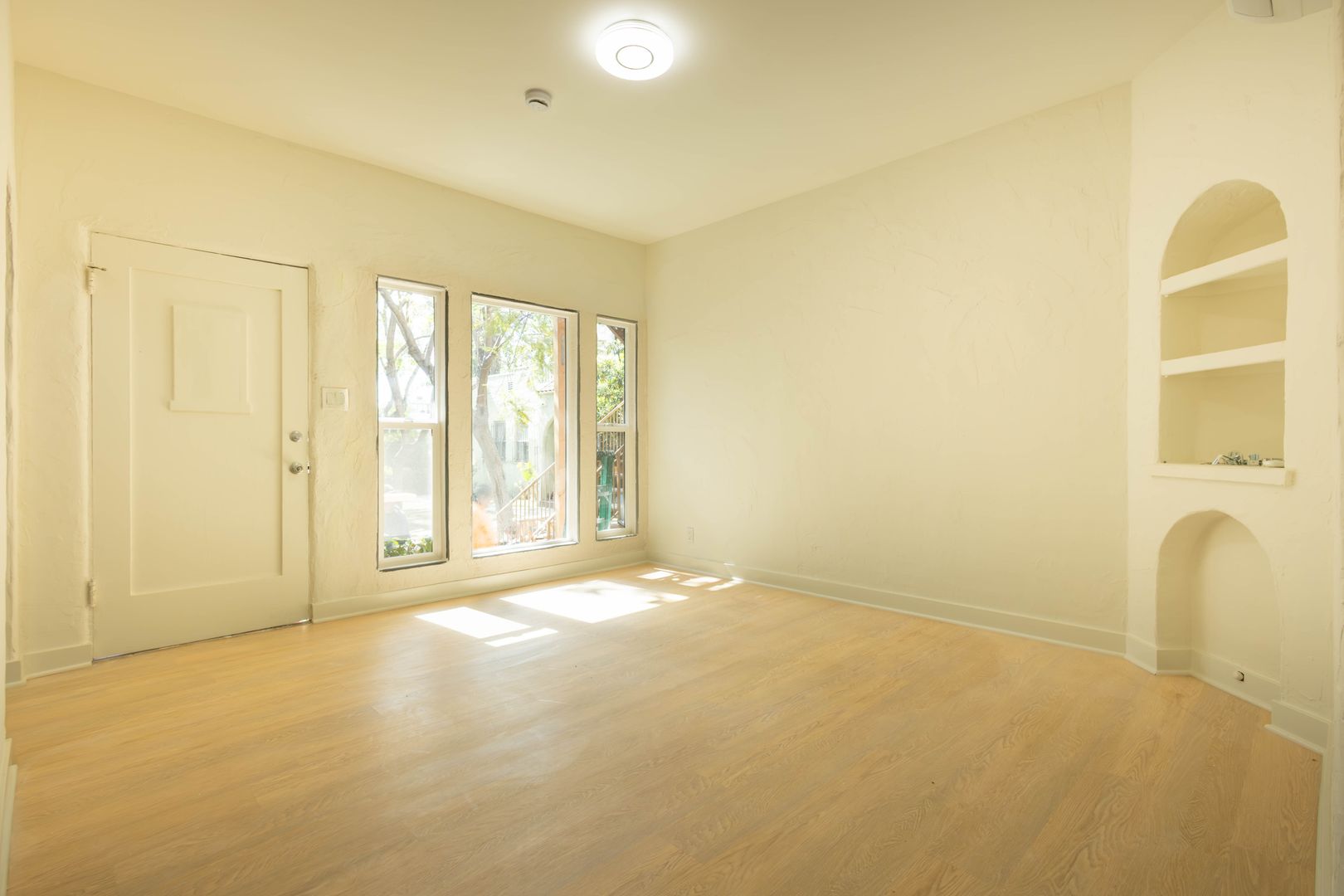 Los Angeles Apartment: 822 N. Las Palmas