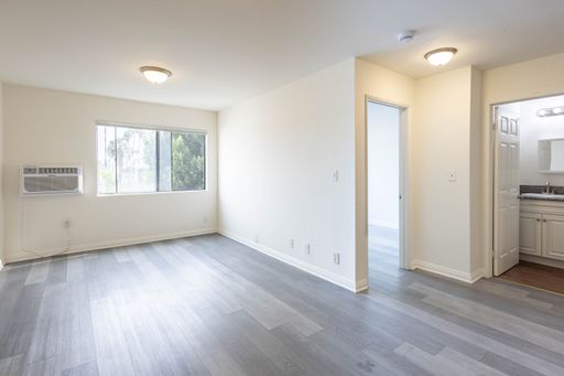 Designer 1-Bed with Premium Finishes in the Heart of K-Town – photo 1