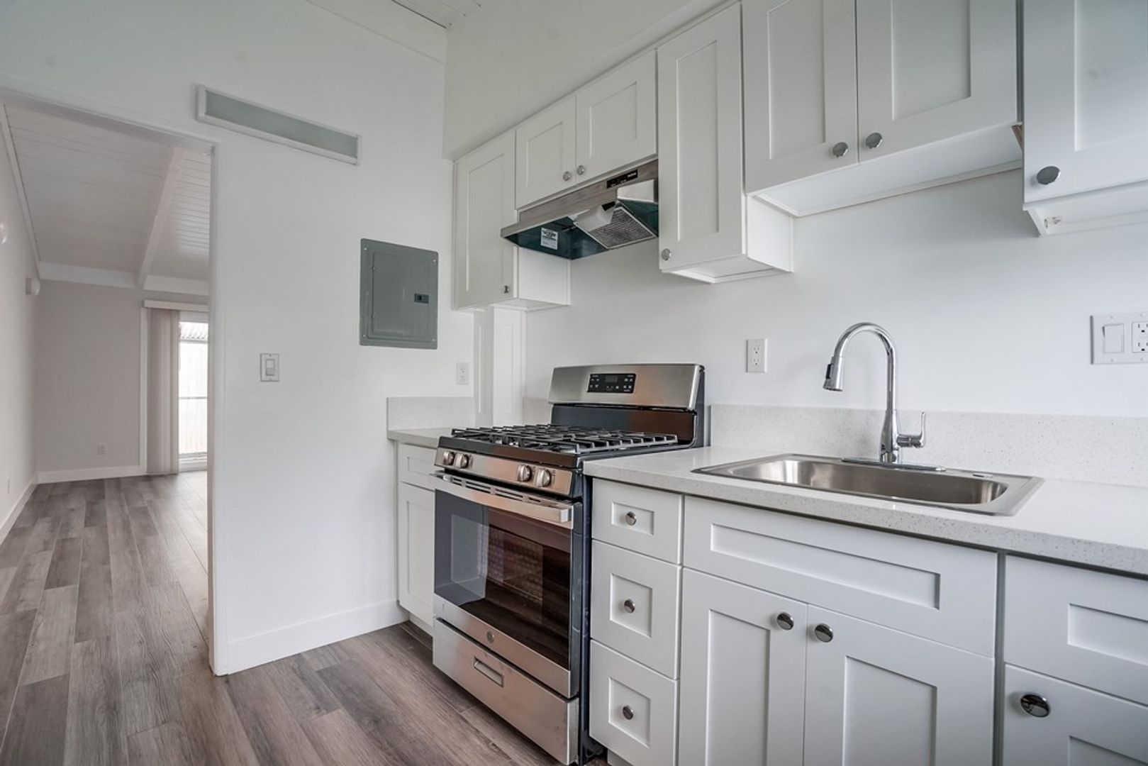 Los Angeles Apartment: 3710 Clarington Ave