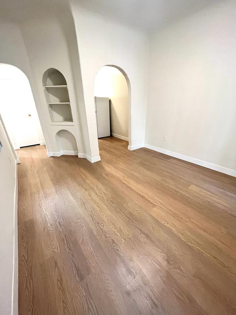 Los Angeles Apartment: 822 N. Las Palmas