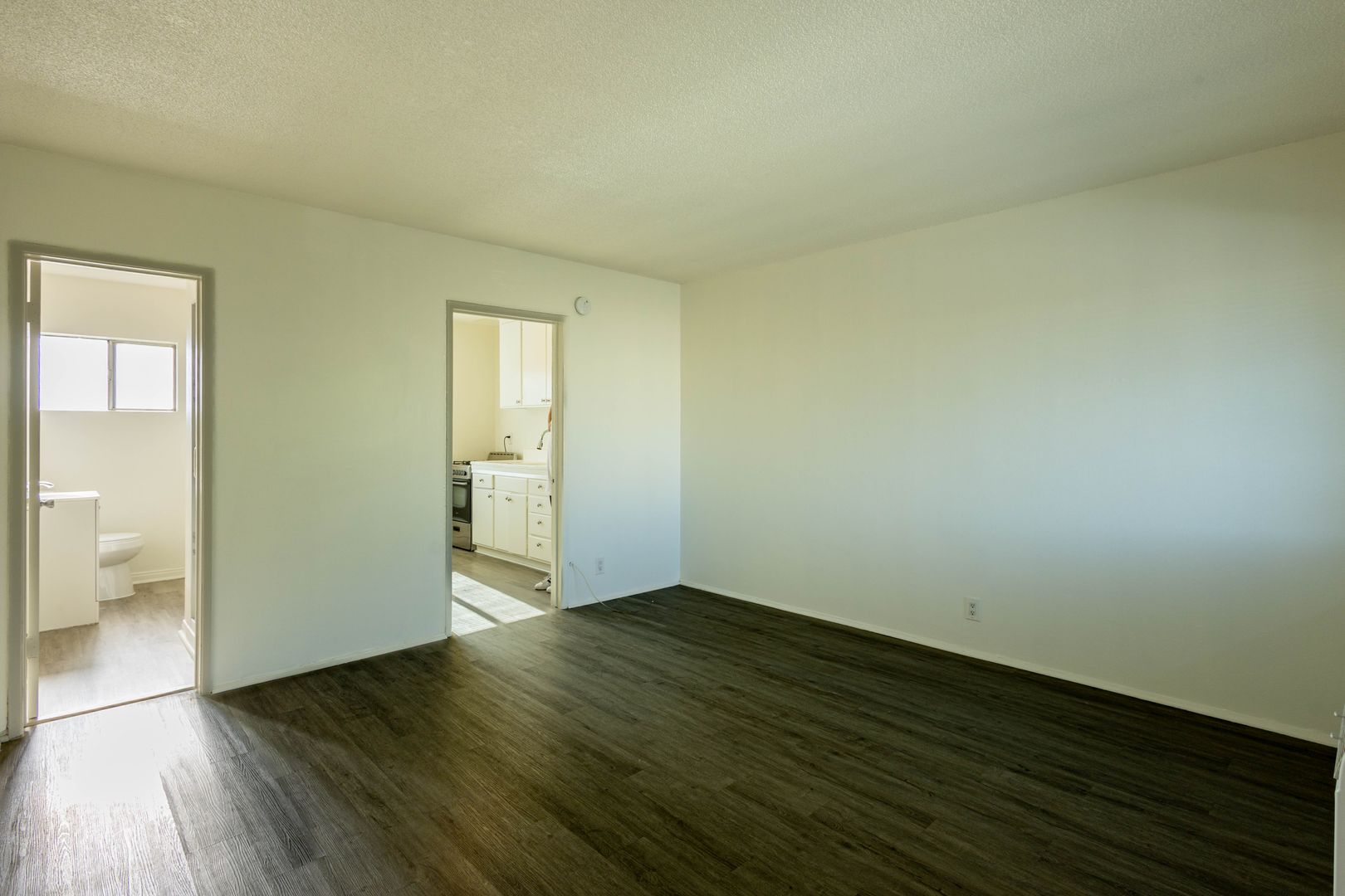 Los Angeles Apartment: 6820 Laurel Canyon Blvd