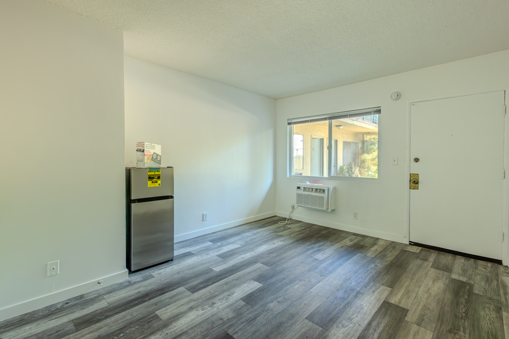 Los Angeles Apartment: 6820 Laurel Canyon Blvd