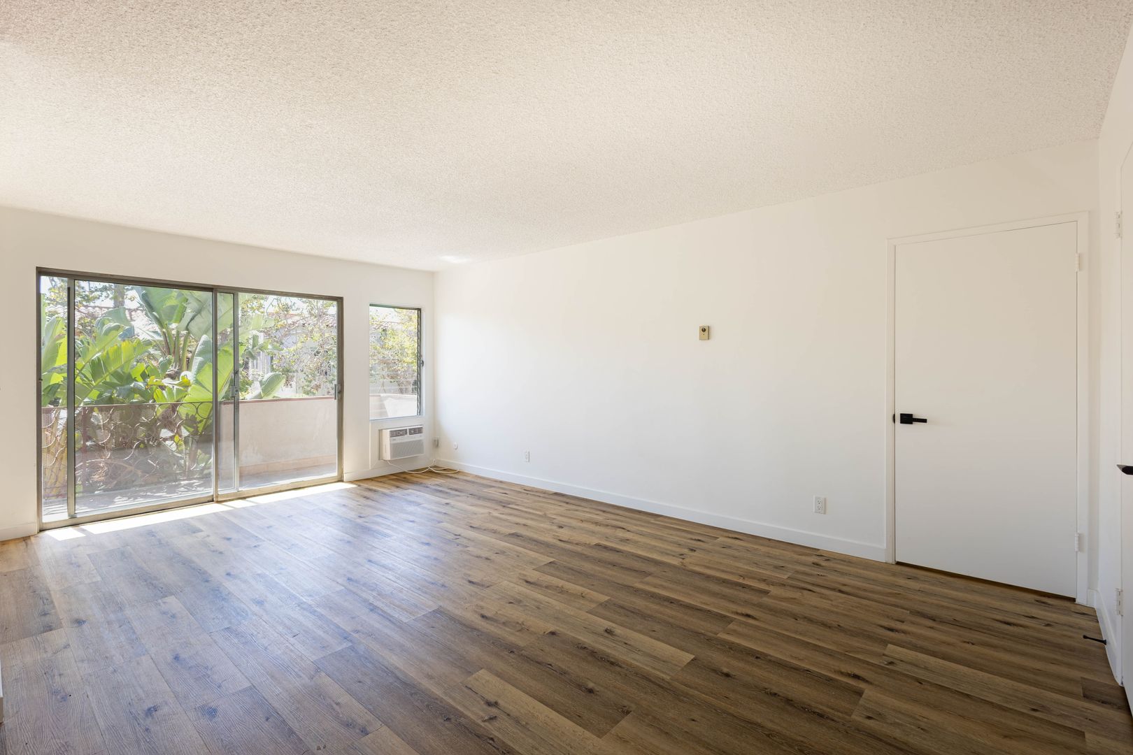 Los Angeles Apartment: 1200 S Wooster St