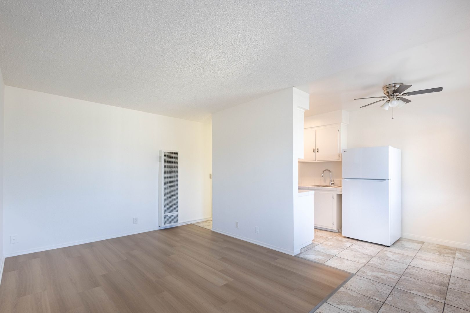 Hawthorne Apartment: 11941 Acacia Ave