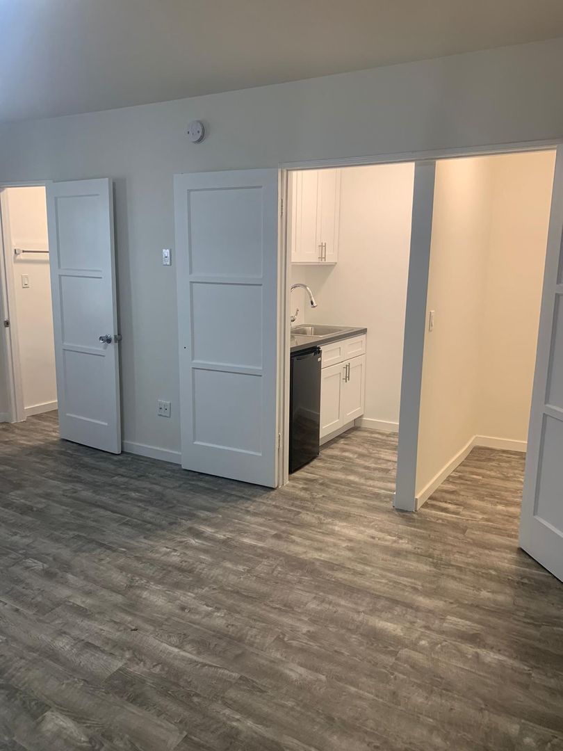 Los Angeles Apartment: 727 South Mansfield