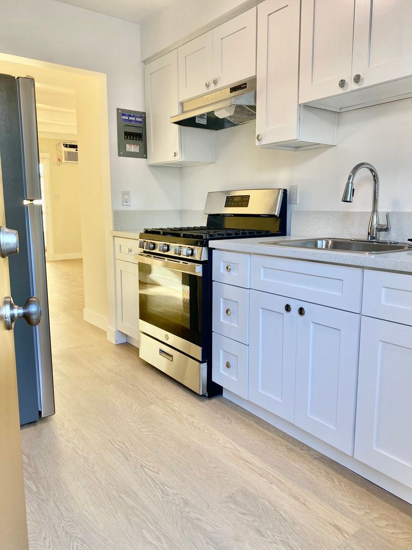 Los Angeles Apartment: 3710 Clarington Ave