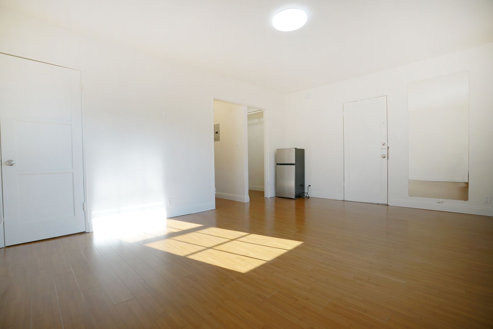 Los Angeles Apartment: 727 South Mansfield