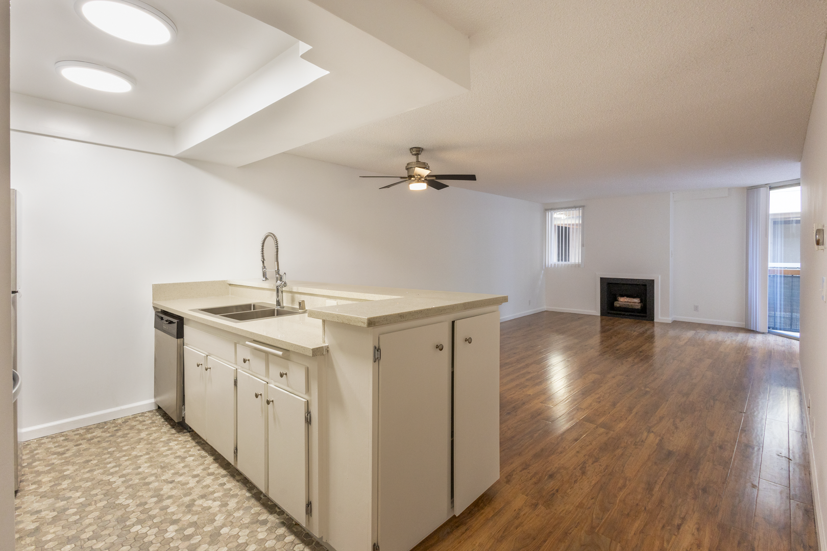 Los Angeles Apartment: 4646 Los Feliz Blvd