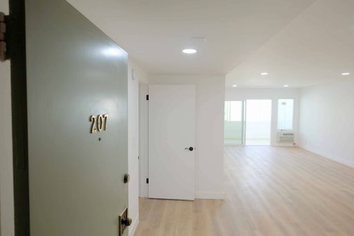 Renovated 1 Bed + 1 Bath! In-unit Washer/Dryer! – photo 1