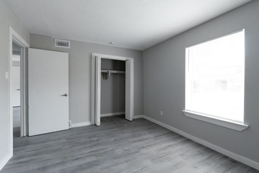 Parkway Village Camelot - 1 Bedroom, 1 Bath – photo 1