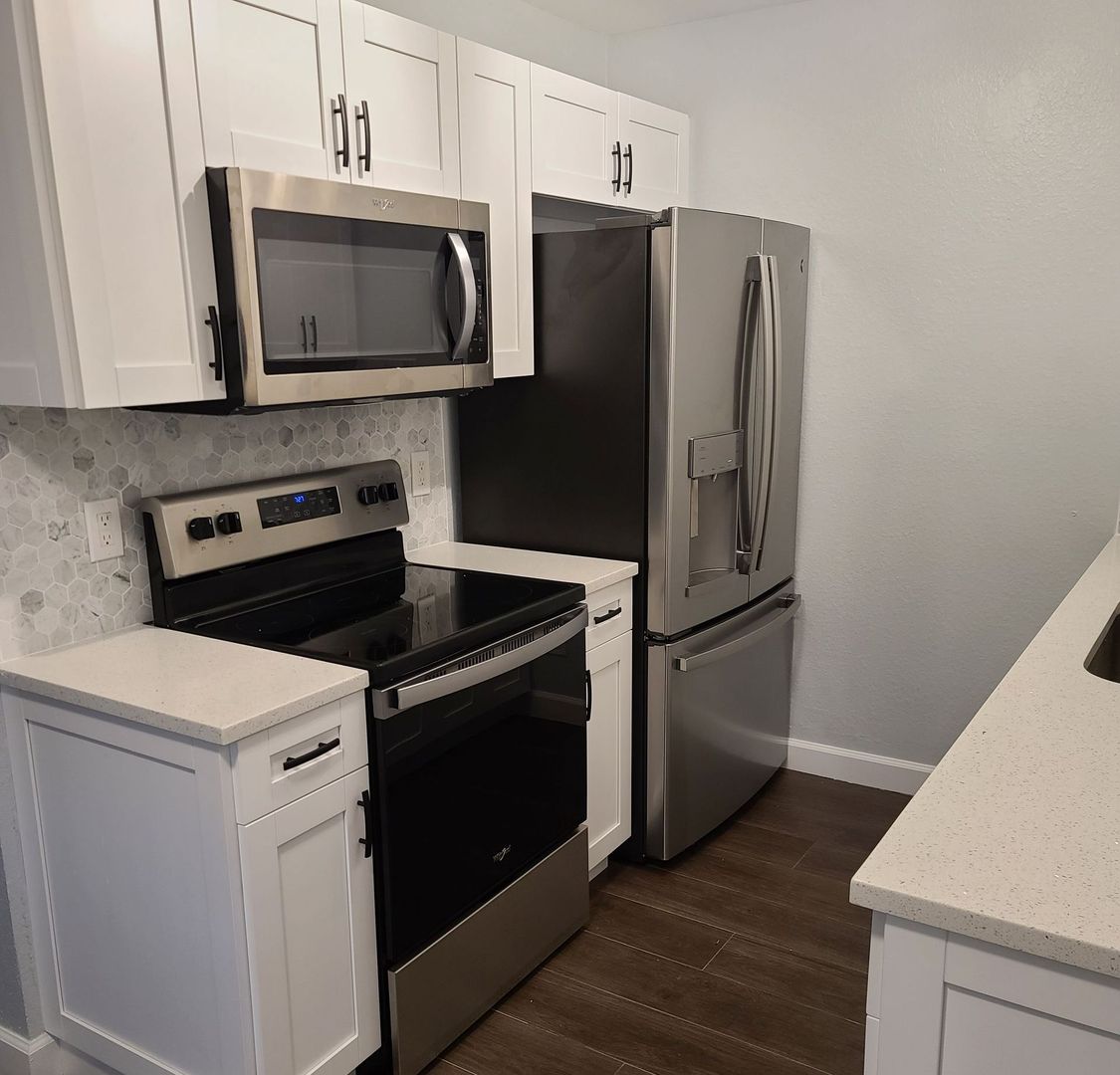 Naples Apartment: 402 11th St. N