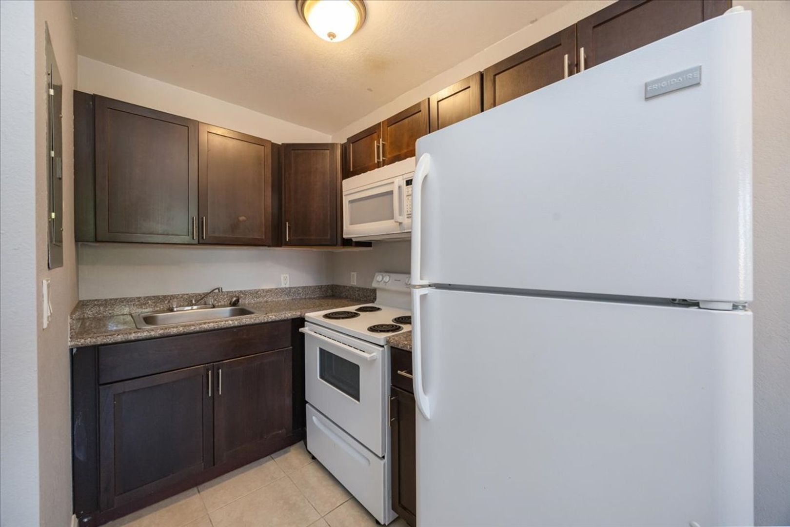 Naples Apartment: 402 11th St. N