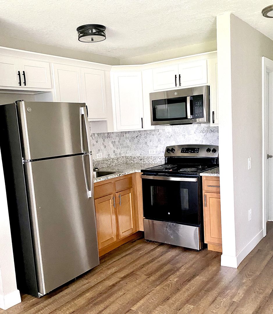 Naples Apartment: 402 11th St. N