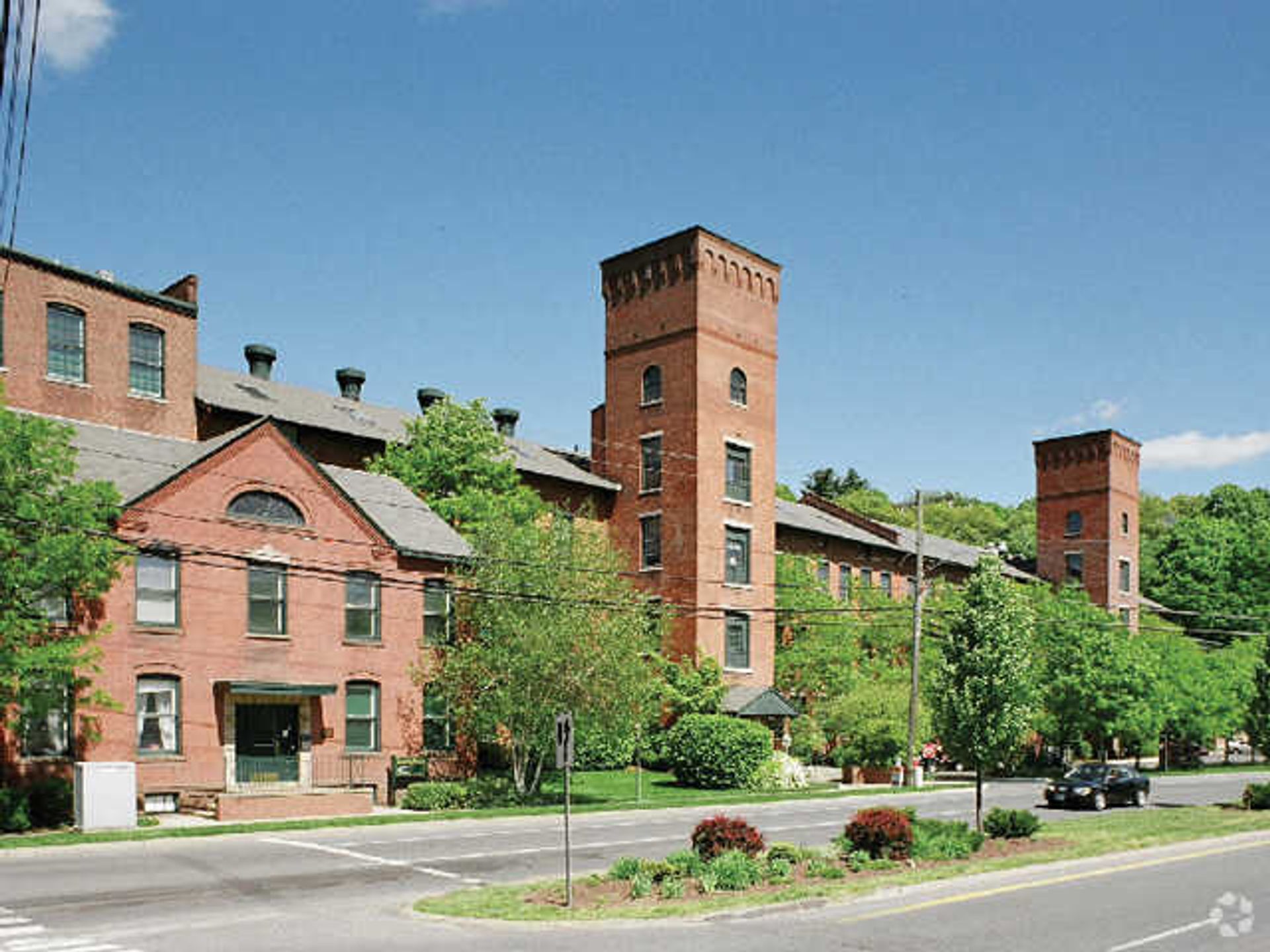 Beacon Falls Apartment: 2 North Main St