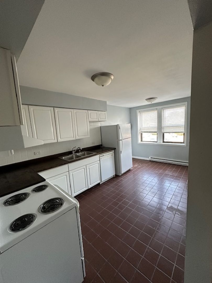 LaGrange Apartment: 7-15.5 S. LaGrange Road