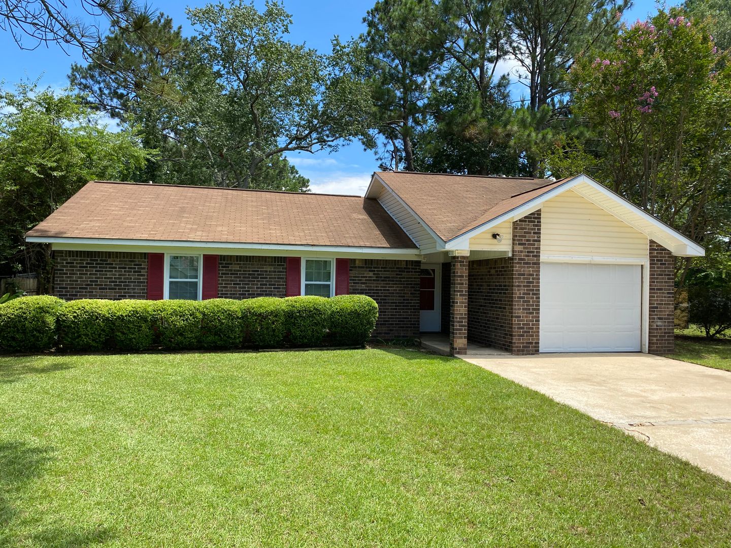 Leesburg House: 140 Apache St