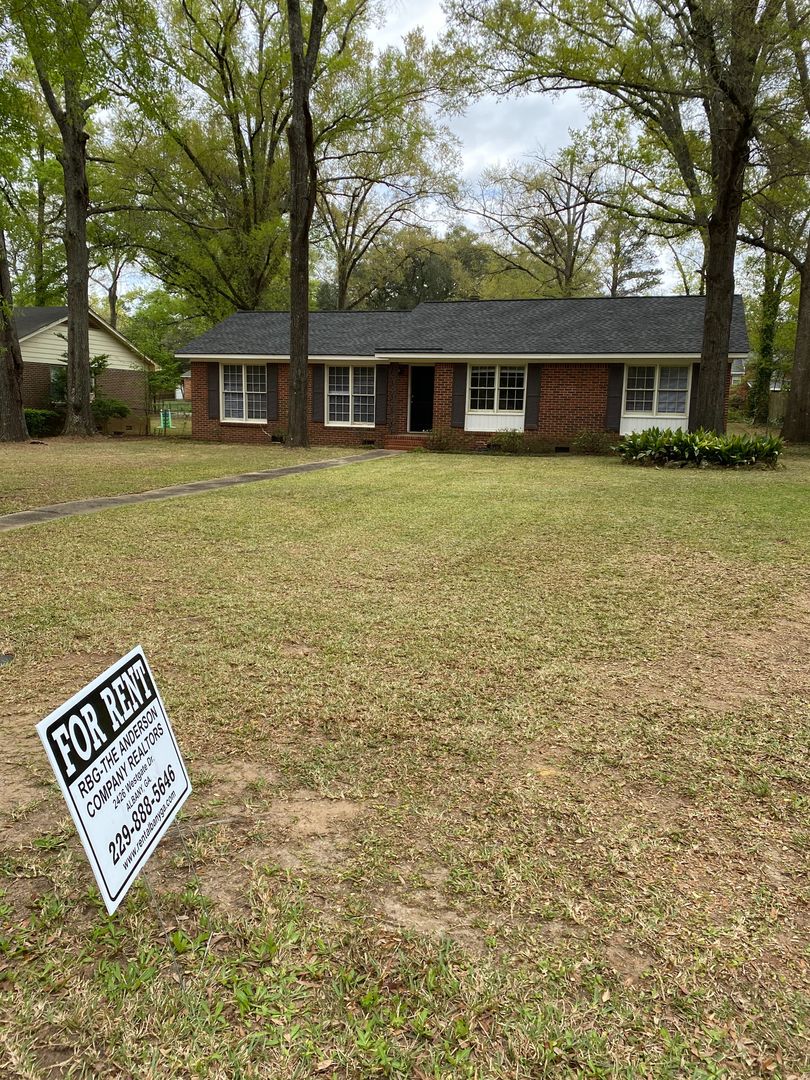 Albany House: 2018 Acker Dr