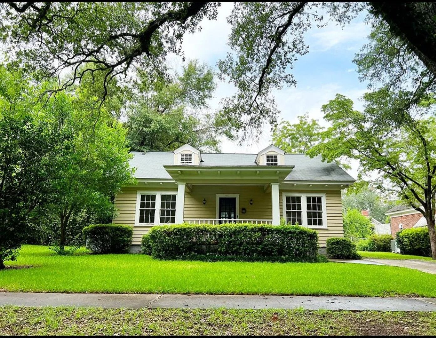 Albany House: 921 W. Second Ave