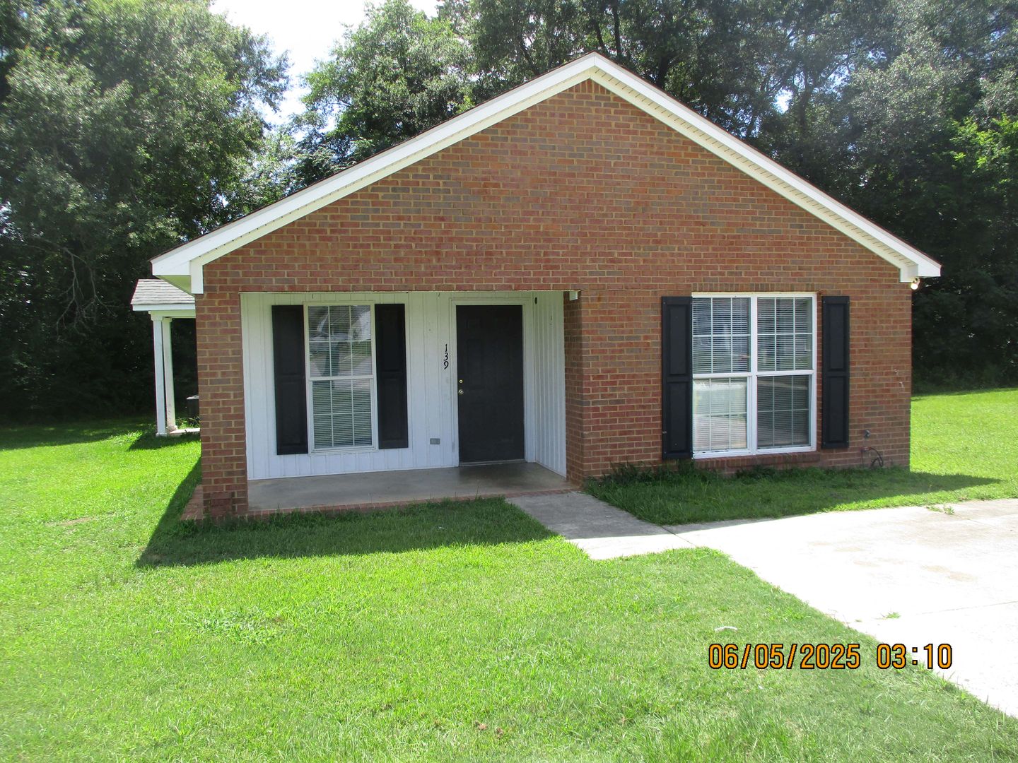 Leesburg House: 139 Twelve Oaks Ct.