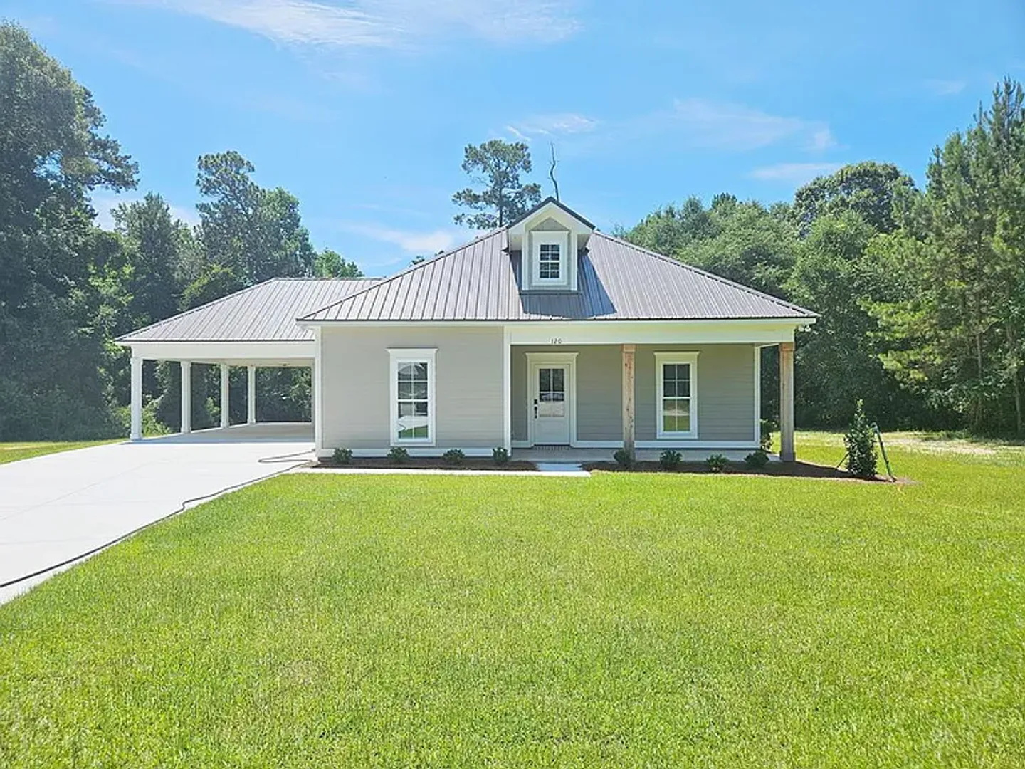 Cordele House: 120 Cove Road