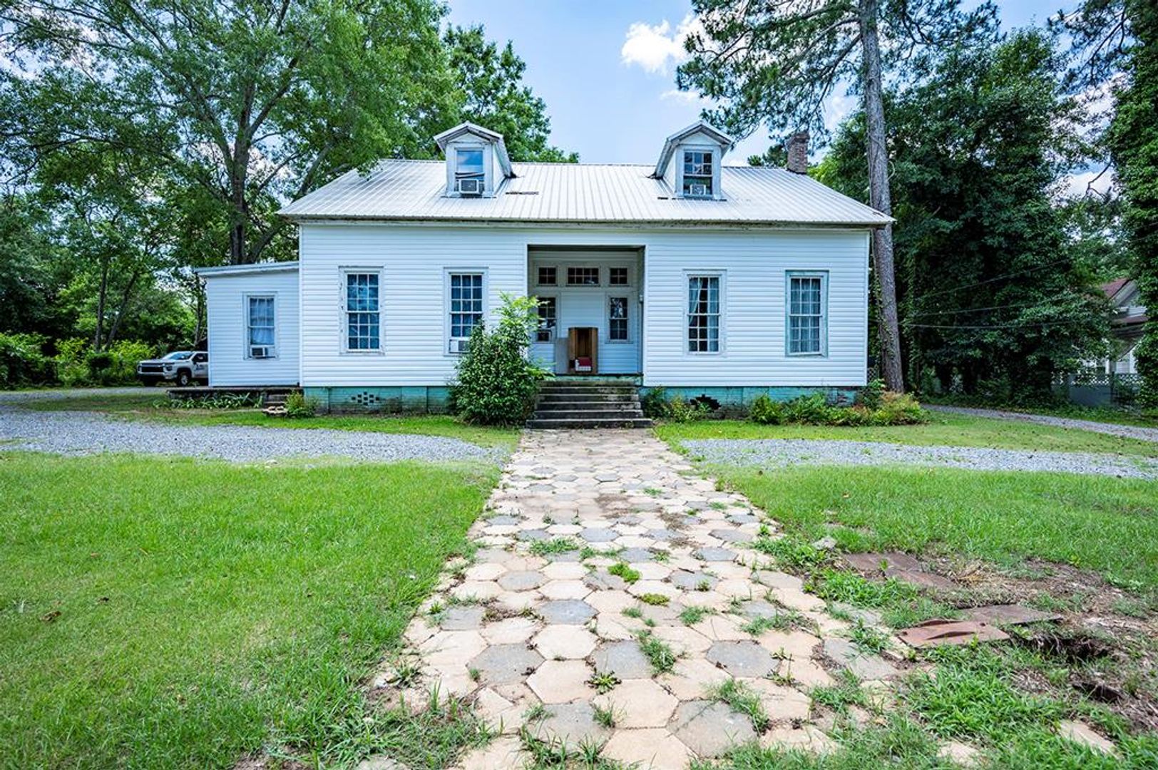 Dawson House: 819-D  E. Lee Street