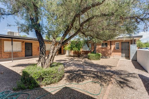 $845- Quiet 1 bed / 1 bath Apartment Moments Away from the University of Arizona & Central Tucson!! – photo 1