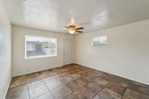$815 Available This FALL!! 1 bedroom/1 bathroom near U of A! – photo 1