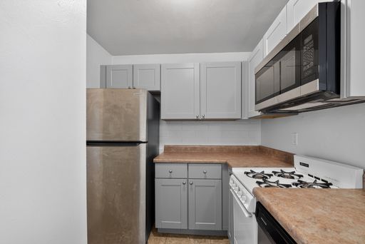 $845- Cozy 1 Bed / 1 Bath Apartment with a Private Yard available at the Highland Park Apartments! – photo 1