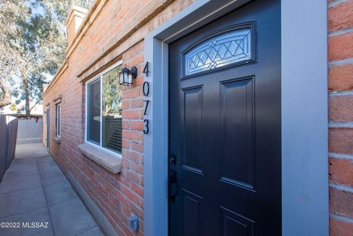 $1025- 2 Bed | 1 Bath Unit in Mid-Town Available NOW! – photo 1