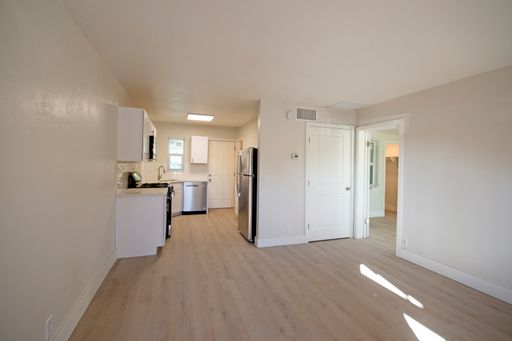 $875- Updated 1 Bed | 1 Bath Unit on E Grant Rd Available! – photo 1