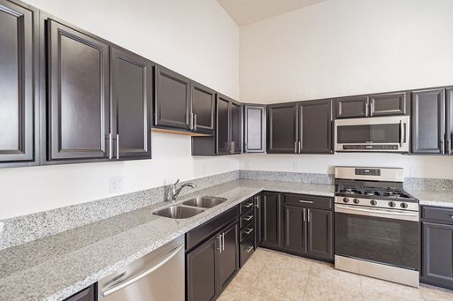 $915- 1 Bed / 1 Bath Unit Located in Armory Park! – photo 1