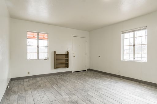 $875- Quaint 2 Bed / 1 Bath Apartment Located on E. Grant Rd! – photo 1