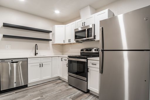 $995-Beautiful & Contemporary 1 Bed /1 Bath in Dodge Flower Neighborhood Available this Summer! – photo 1