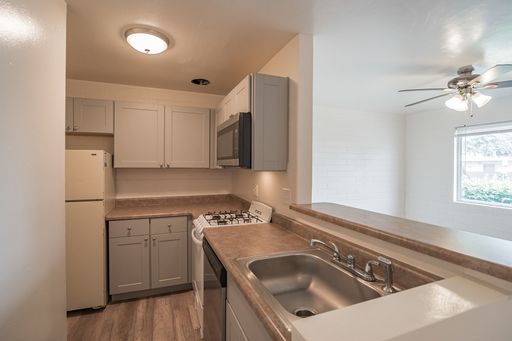 $795- Quaint 1 Bed | 1 Bath Ground floor Apartment with a Private Yard Available at the Highland Park Apartments! – photo 1