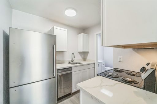 $665-Beautiful Newly Renovated Studio Apartment Available NOW! – photo 1