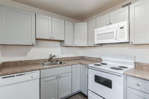 $1045- Lovely 2 Bed / 2 Bath Unit with Enclosed Front Porch Available at the Spoke Apartments this Fall! – photo 1