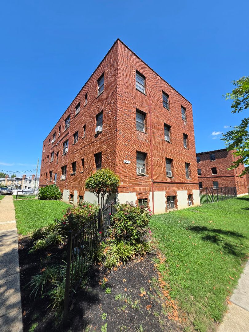 WASHINGTON Apartment: 140 KENILWORTH AVE NE