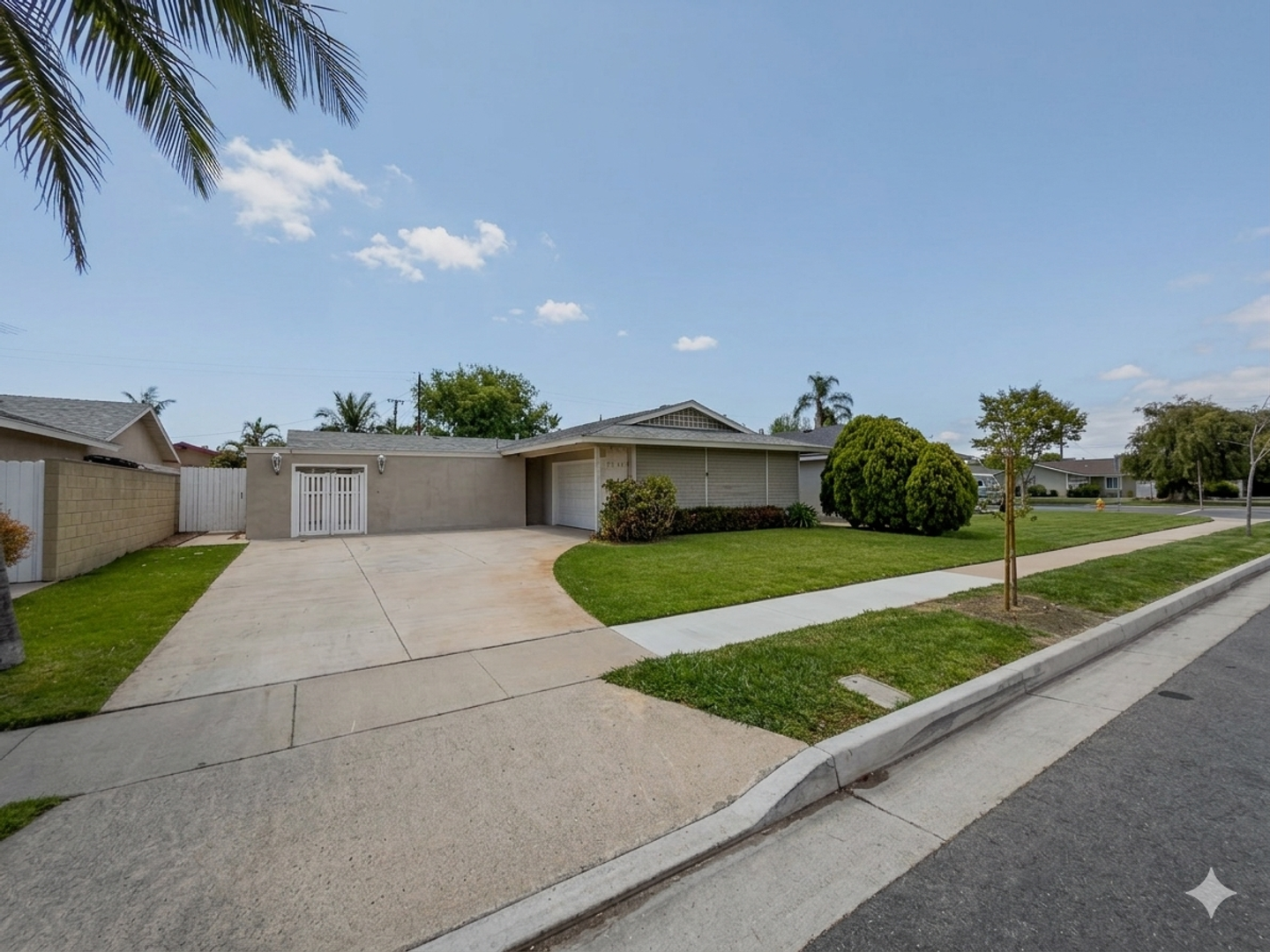 Huntington Beach House: 6621 Lennox Dr.,