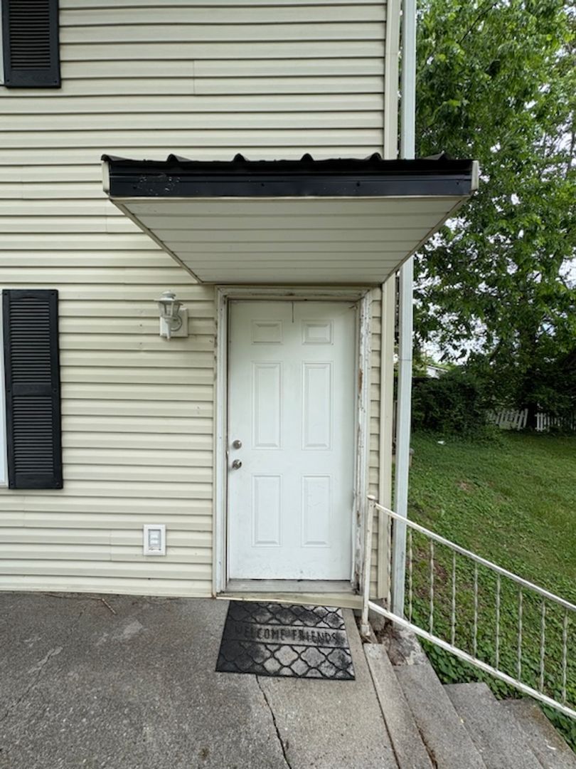 Jefferson City Apartment: 812 Universal St