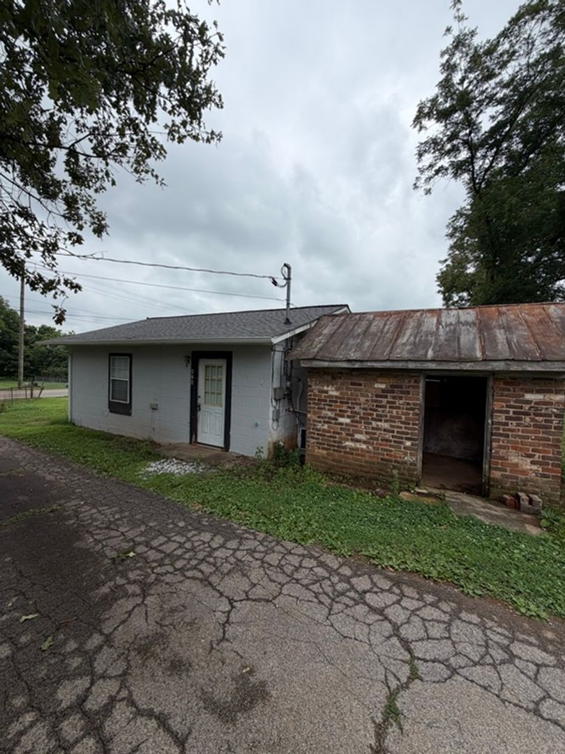 New Market House: 426 W Old AJ Hwy