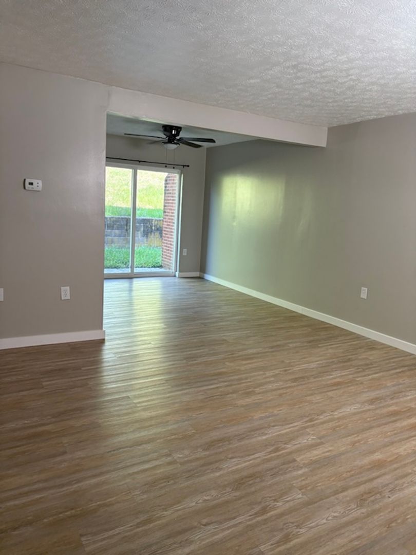 Newport Apartment: 405-430 Bicentennial Way