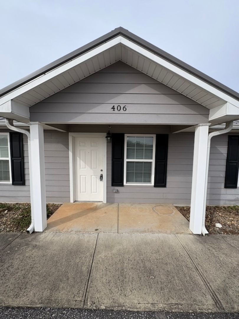 Jefferson City Apartment: 402-408 Circle H Drive