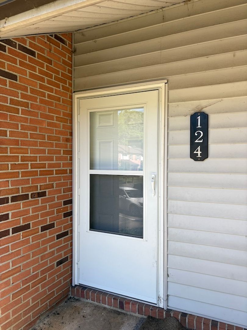 Newport Apartment: 405-430 Bicentennial Way