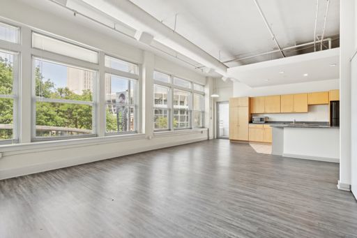 Huge Two Bedroom with City Views – photo 1