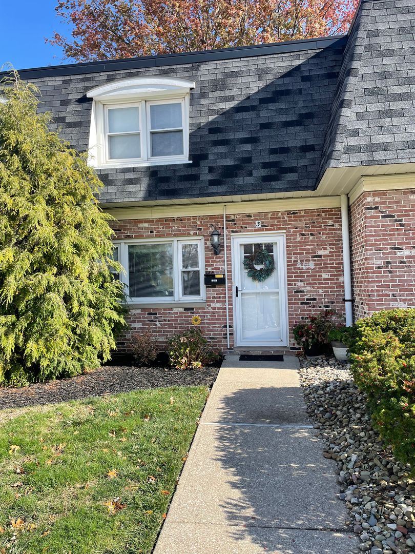 Avon Lake Apartment: 33393 Electric Boulevard