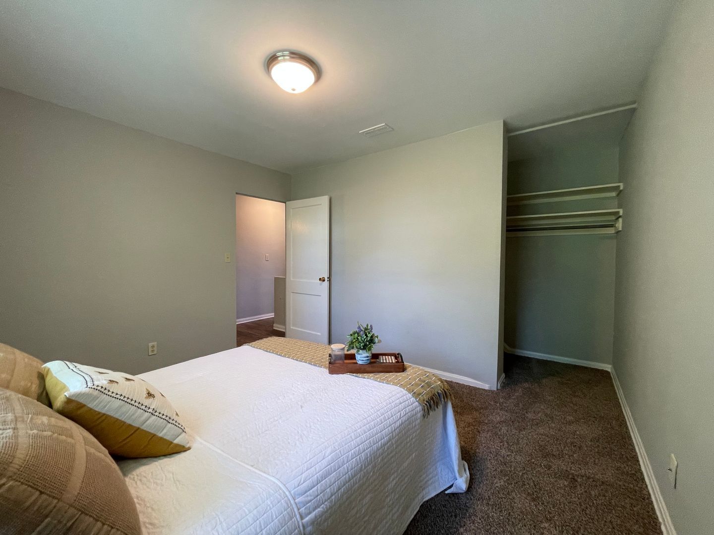 Paris Apartment: Avonlea Park Court