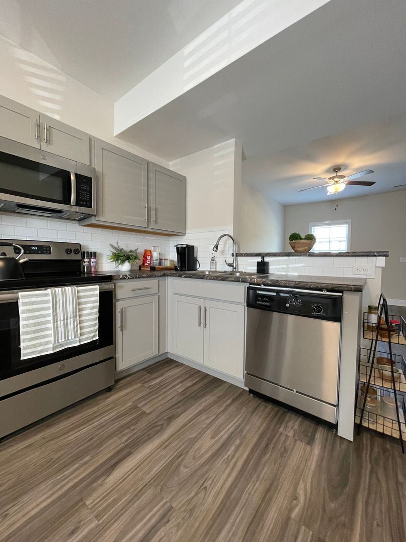 Richmond Apartment: 2005 Willow Dr