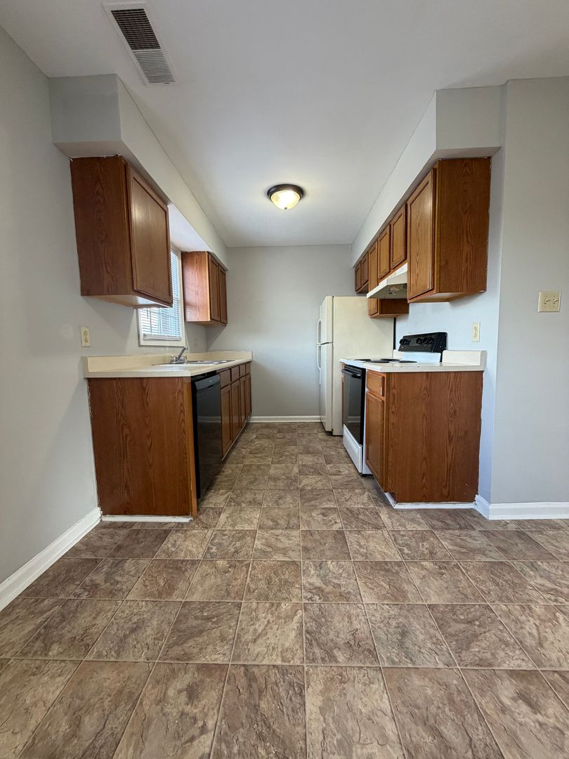 Richmond Apartment: 112 Mallory Ct