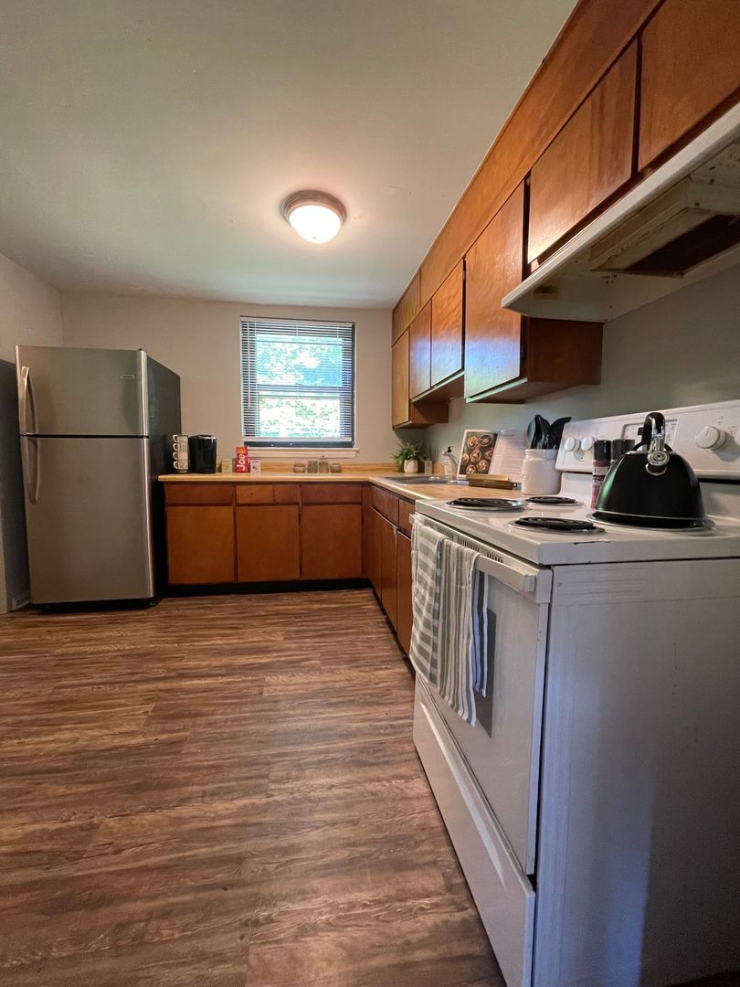 Paris Apartment: Avonlea Park Court